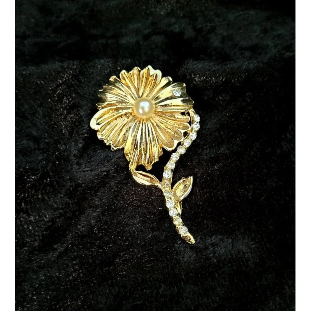 vintage gold tone floral design chrystal lined stem brooch